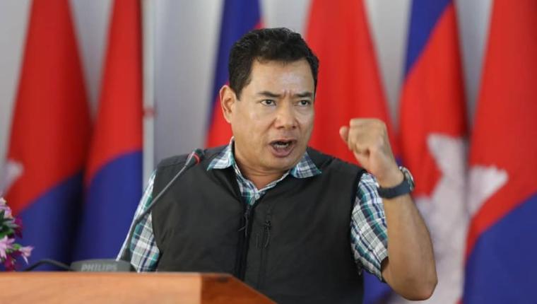 Who is "Phi Huat"? Biography of Khleang Huot, the interpreter in the clip of Prime Minister Yingluck and Hun Sen.