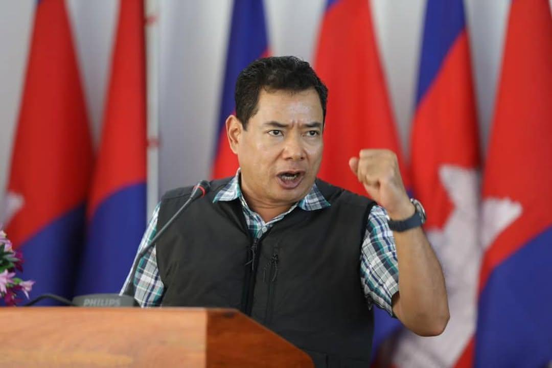 Who is "Phi Huat"? Biography of Khleang Huot, the interpreter in the clip of Prime Minister Yingluck and Hun Sen.