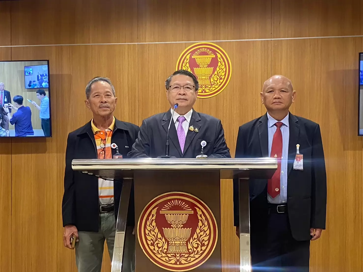 'Premsak' urges 'Ung Ing' to resign to close the political vacuum!