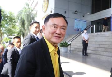 Thaksin appeared in the Criminal Court to hear the first witness examination in the Section 112 case in person, avoiding the media and going to the side