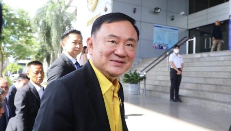 Thaksin appeared in the Criminal Court to hear the first witness examination in the Section 112 case in person, avoiding the media and going to the side