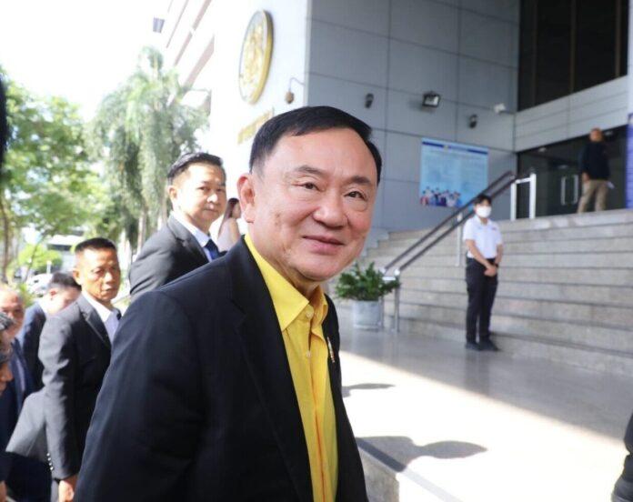 Thaksin appeared in the Criminal Court to hear the first witness examination in the Section 112 case in person, avoiding the media and going to the side